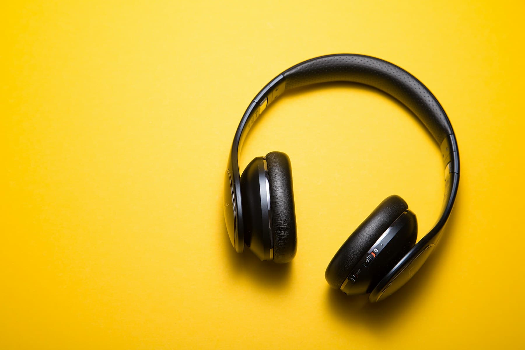 Noise-cancelling headphones